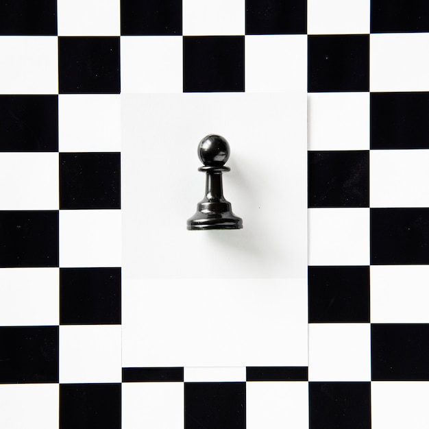 Photo gratuite pièce d'échecs pion sur un motif