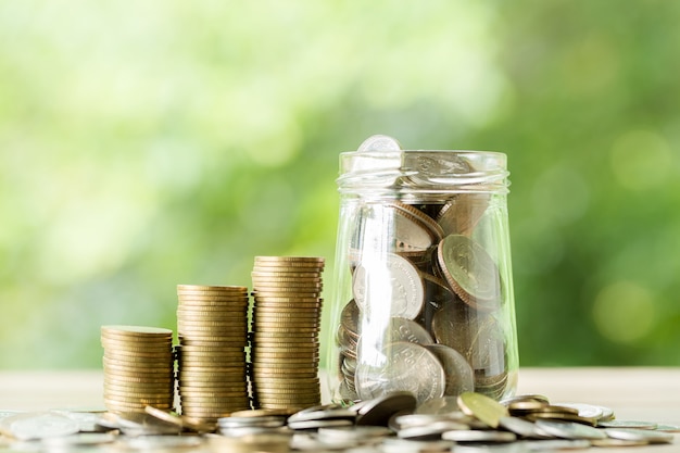 Pièce de monnaie sur la table en bois