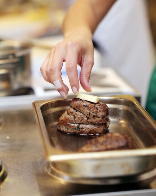 Pièce de viande en cours de préparation