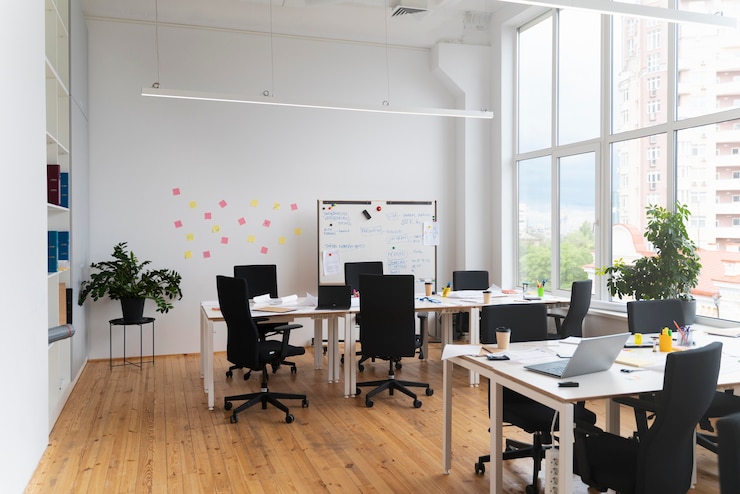 Photo gratuit une pièce vide avec des chaises et des bureaux.