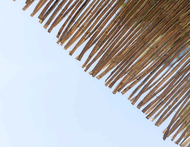 Pièces en bois et fond de ciel bleu