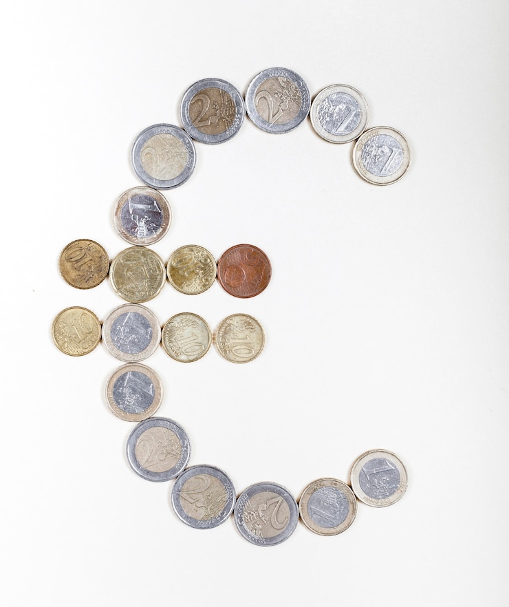Photo gratuit pièces créant le signe euro