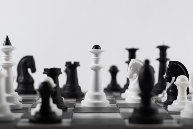 Pièces d'échecs monochromes avec plateau de jeu