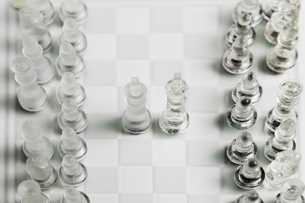 Pièces d&#39;échecs transparentes à bord