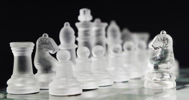 Photo gratuite pièces d'échecs transparentes à bord