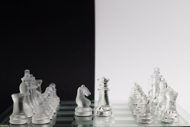Pièces d'échecs transparentes à bord
