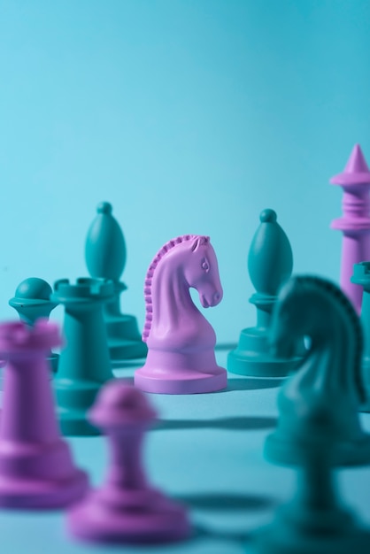 Pièces d'échecs vertes et roses