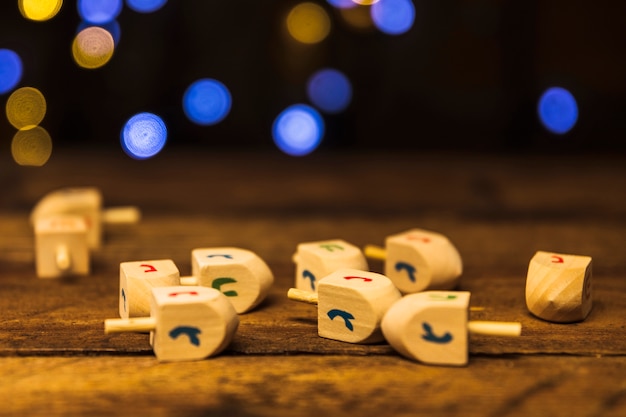 Pièces de jeu en bois sur table