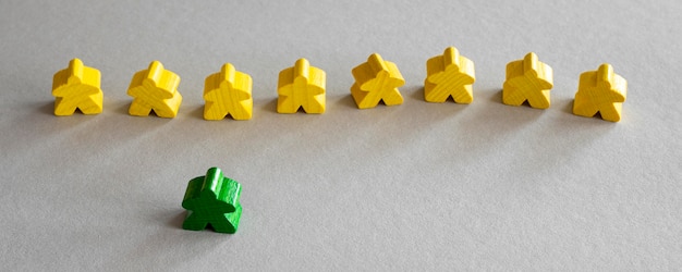 Photo gratuite pièces de jeu de plateau meeple jaune et vert