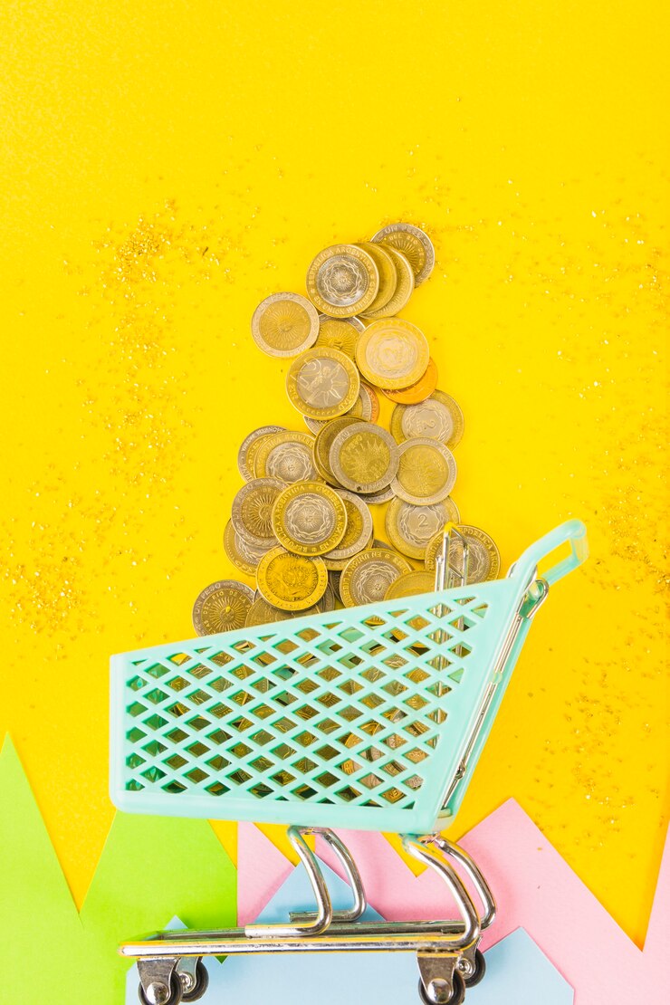 Photo gratuit pièces de monnaie éparpillées dans un petit panier d&#39;épicerie