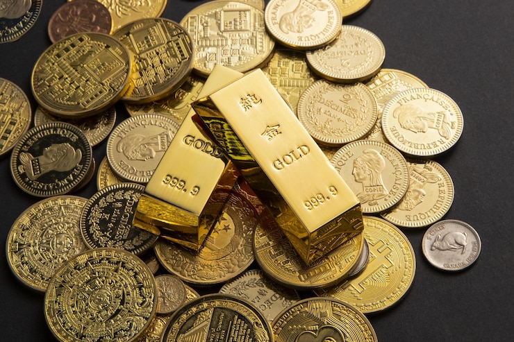 Photo gratuit pièces de monnaie et lingots d'or éparpillés sur une table