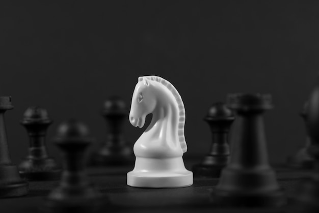 Photo gratuite pièces monochromes pour jeu d'échecs