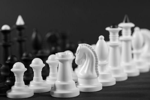 Photo gratuite pièces monochromes pour jeu d'échecs