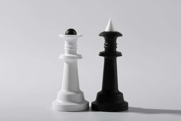 Photo gratuite pièces monochromes pour jeu d'échecs