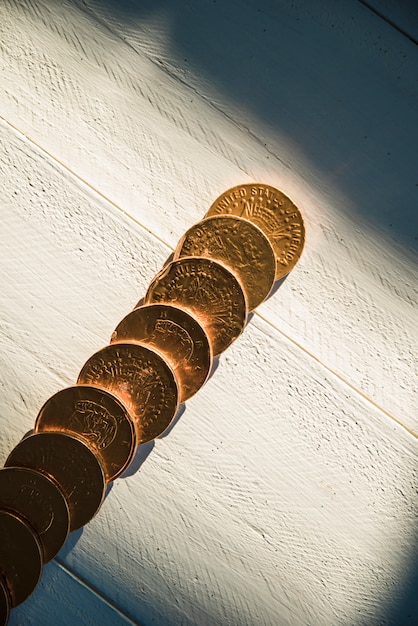 Photo gratuite pièces d'or à bord et soleil dans l'obscurité