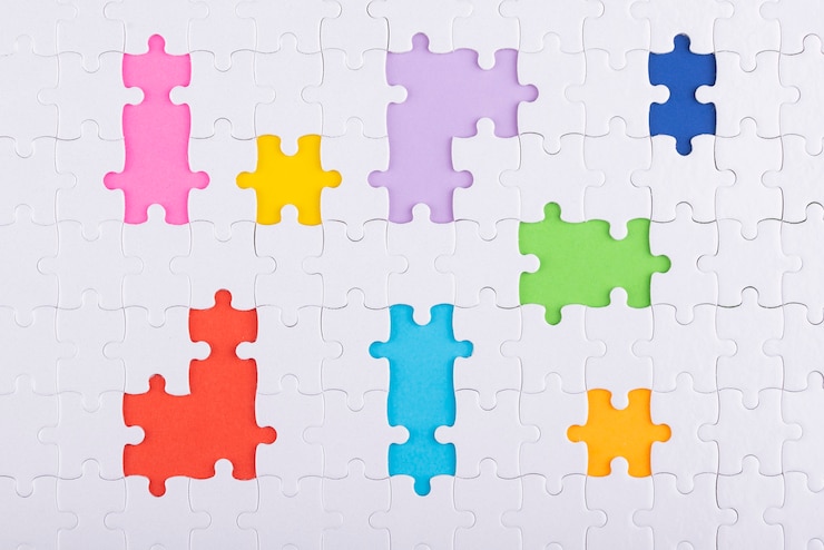 Photo gratuit pièces de puzzle blanc et fond coloré