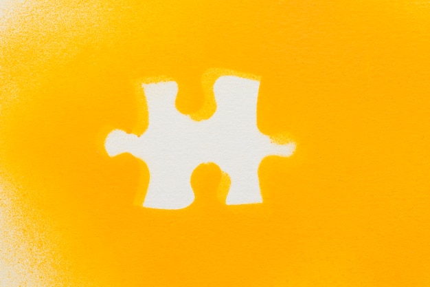 Photo gratuite pièces de puzzle blanc sur fond jaune