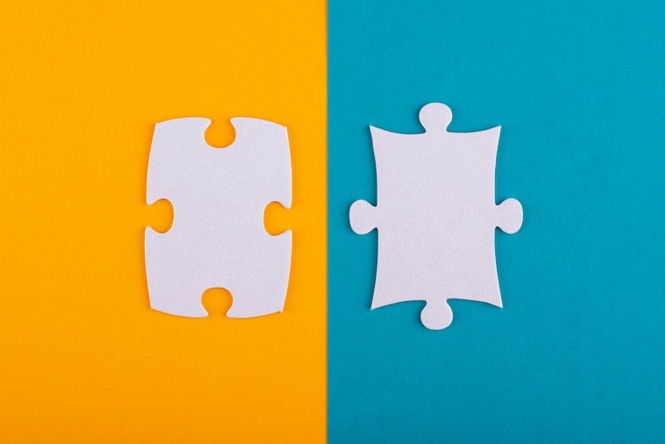 Photo gratuit pièces de puzzle blanc avec fond orange et bleu