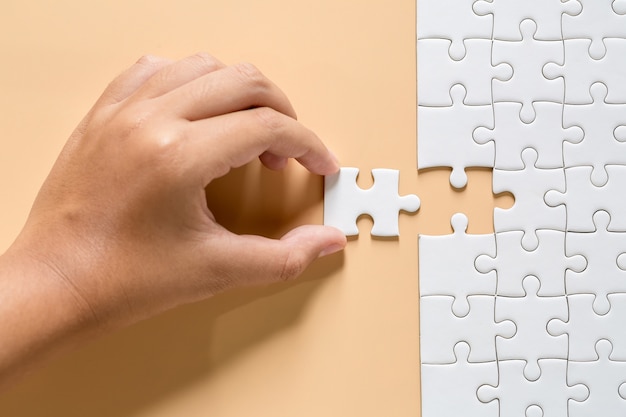 pièces de puzzle blanc sur rose