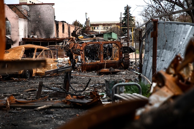 Photo gratuite pièces de véhicules guerre russe en ukraine