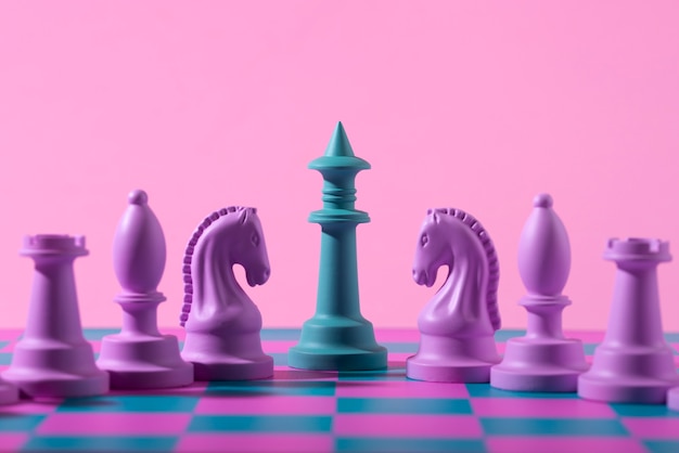 Pièces vertes et roses pour les échecs avec plateau de jeu