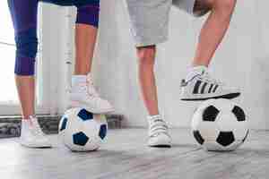 Photo gratuite pied de fille et garçon sur ballon de foot