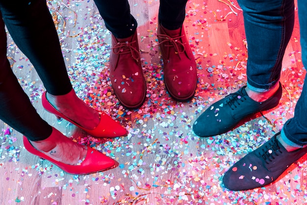 Photo gratuite pieds avec des confettis