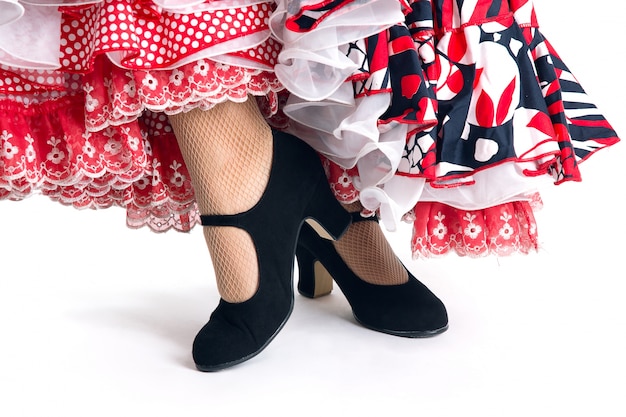 Photo gratuite pieds de danseuse de flamenco dans une belle robe