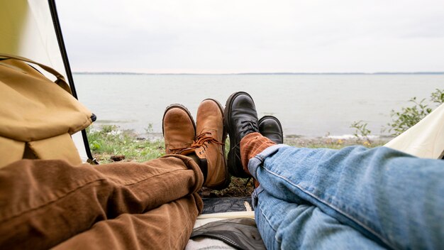 Pieds du couple sortant de la tente