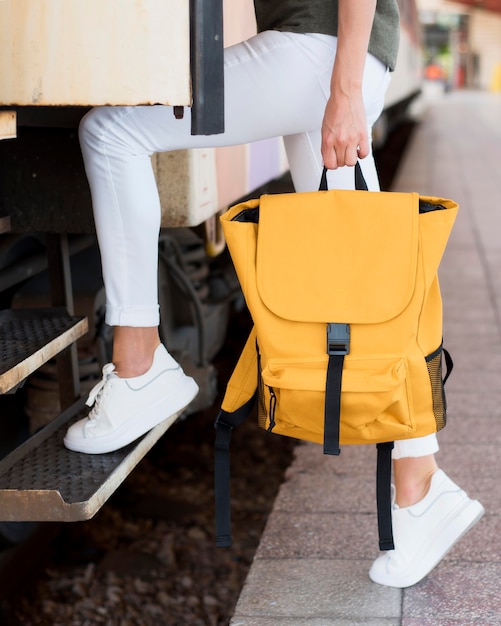 Photo gratuite pieds de femme gros plan monter dans le train