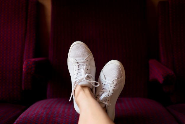 Photo gratuite pieds de fille gros plan sur le siège du train