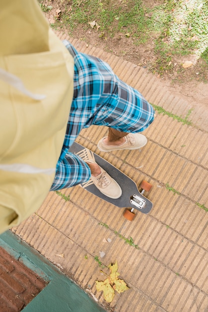 Pieds d&#39;un homme debout sur un longboard