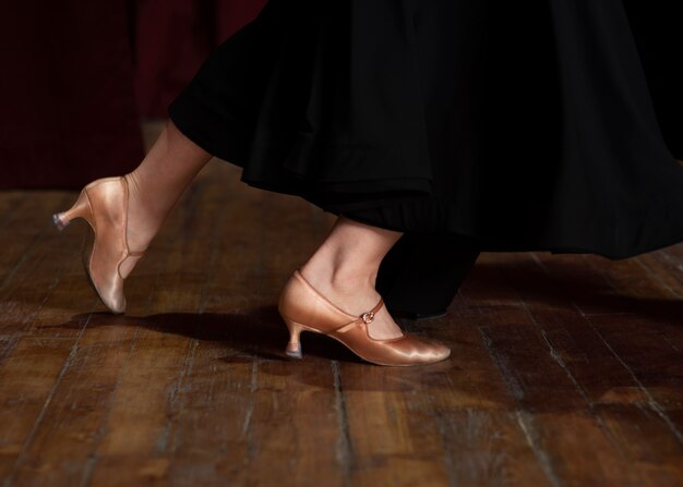 Les pieds de l'interprète de la salle de bal féminine pendant la danse