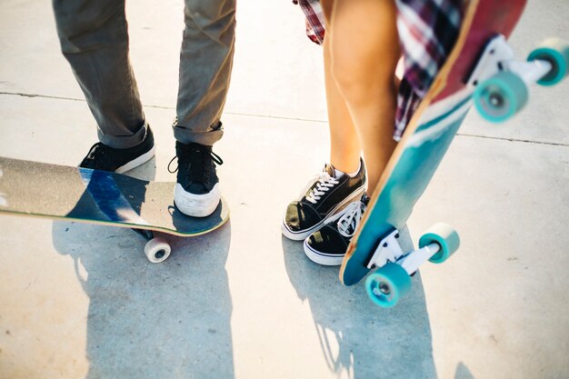 Pieds patineurs modernes avec patin à roulettes