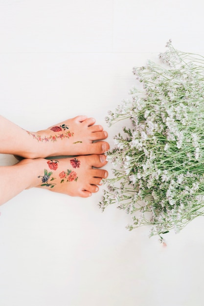 Pieds près des fleurs