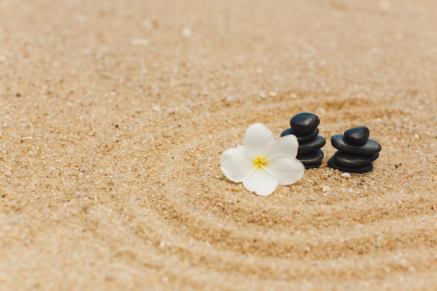 pierres sur le spa de la plage