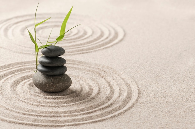 Pierres zen empilées art de fond de sable du concept d'équilibre
