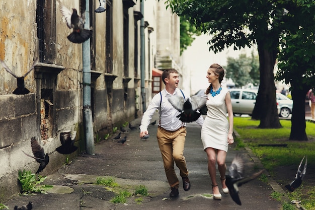 Les pigeons volent avant que les couples heureux sortent dehors