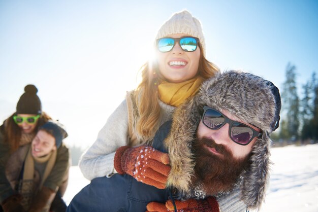 Piggyback dans la montagne d'hiver