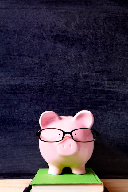 Piggybank avec des lunettes en classe