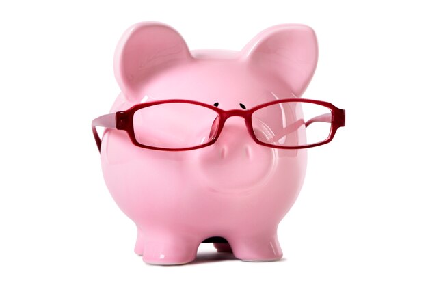 Piggybank avec des lunettes rouge