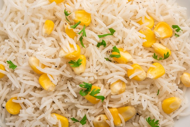Pilaf de maïs ou pulav à base de graines de maïs bouillies avec du riz et des légumes. mise au point sélective