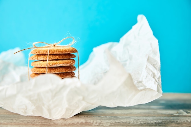 Pile de biscuits cravate avec corde en papier flou blanc