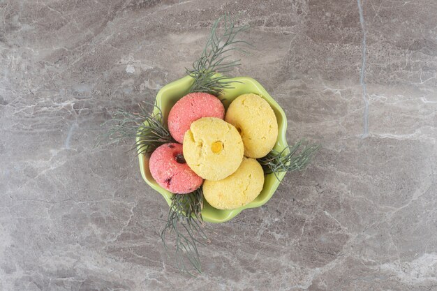 Pile de biscuits dans un petit bol sur une surface en marbre