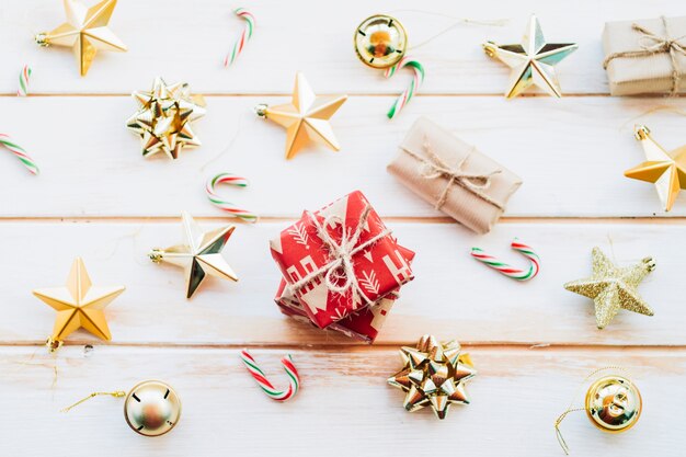 Pile de boîtes-cadeaux rouges avec différents jouets de Noël