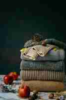 Photo gratuite pile de chandails tricotés confortables. concept automne-hiver, pulls en laine tricotés. tas de vêtements d'hiver tricotés, chandails, tricots