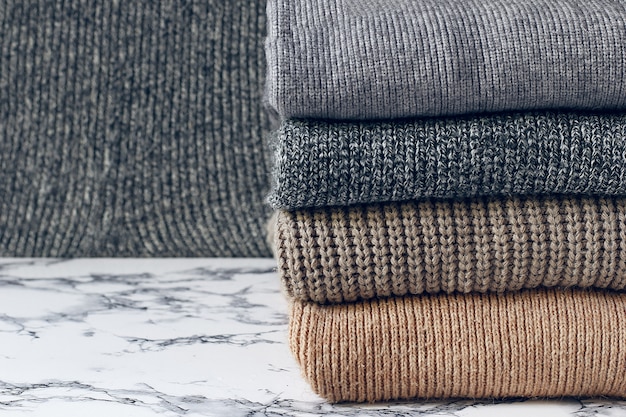 Pile de chandails tricotés confortables. Concept automne-hiver, Pulls en laine tricotés. Tas de vêtements d'hiver tricotés, chandails, tricots