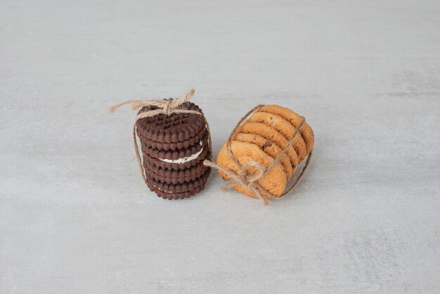 Pile de cookies attachés avec une corde sur un tableau blanc.