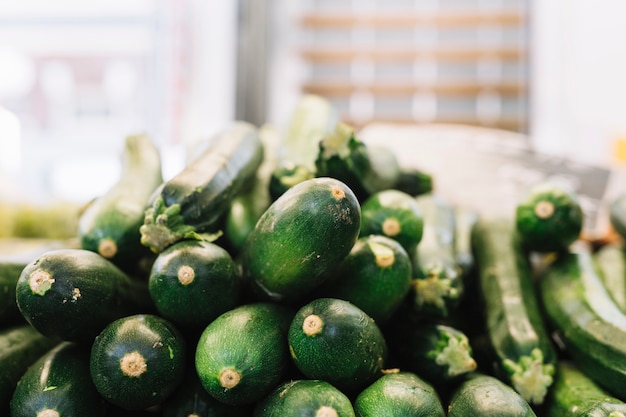 Pile de courgettes vertes