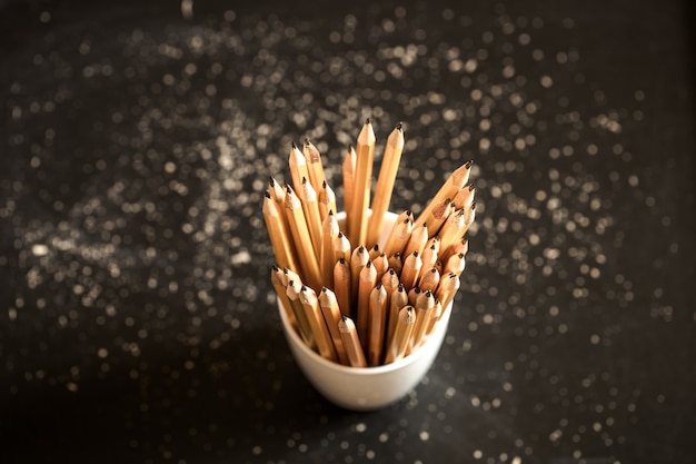 Photo gratuite la pile de crayons dans un verre